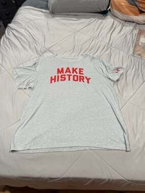 Under Armour HeatGear Gray 'MAKE HISTORY' Short Sleeve Athletic Shirt Size LG